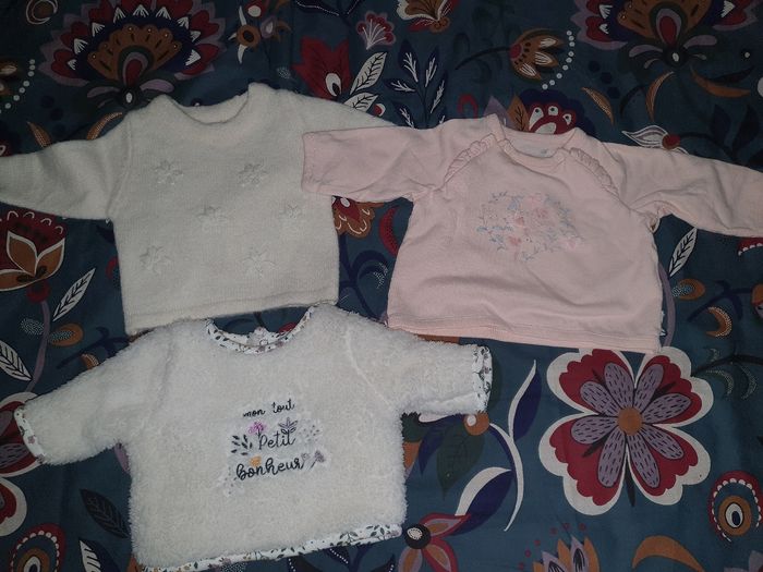 Lot 3 pulls fille neuf T . 1 mois