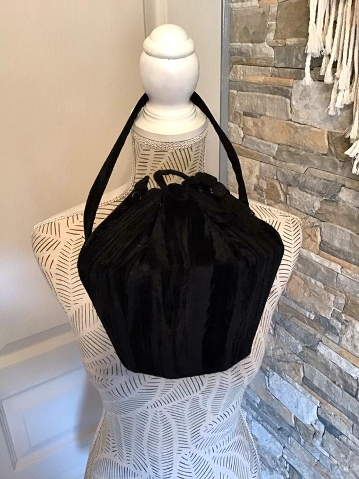 Très beau sac à mains noir forme bourse 21 cm de la marque André