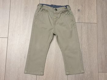 Pantalon fin crème. Garcon 18mois . Marque Kiabi