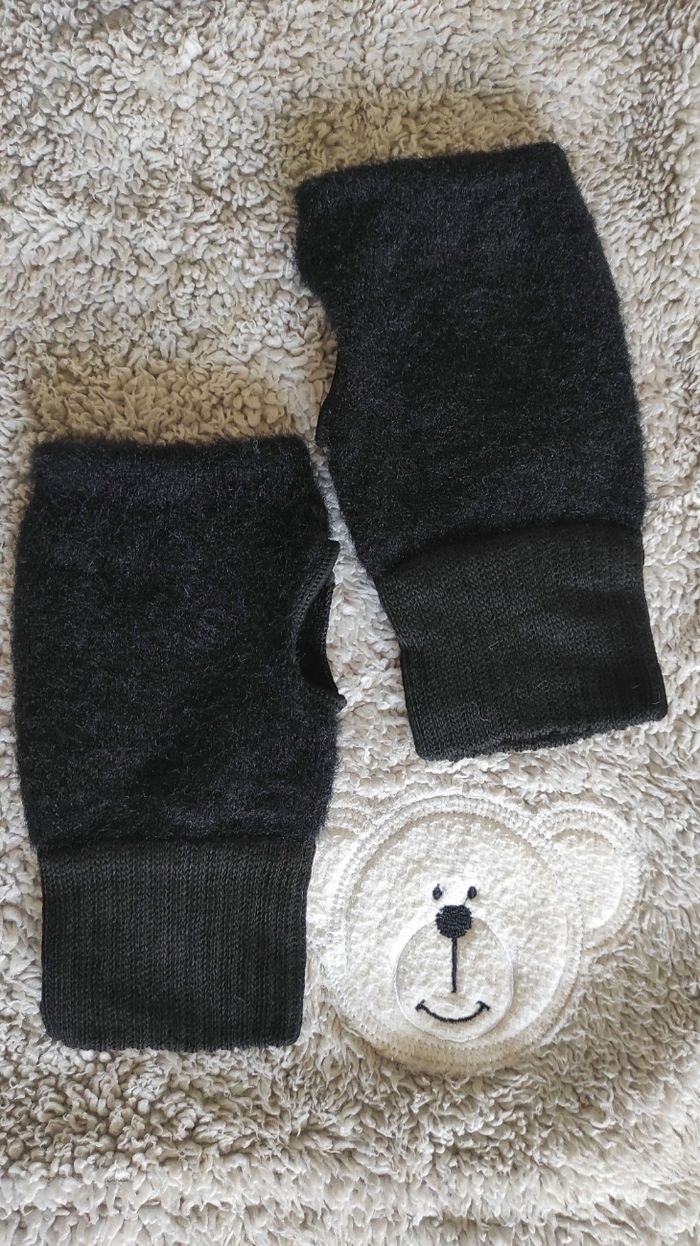 🖤 Mitaines noires en fausse fourrure – Style chic & confort - photo numéro 2