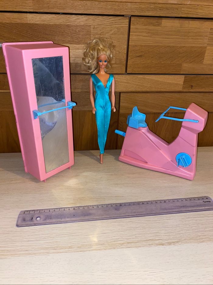 Barbie Mattel 1983 poupée gym salle sport gymnastique velo casier aérobic great shape