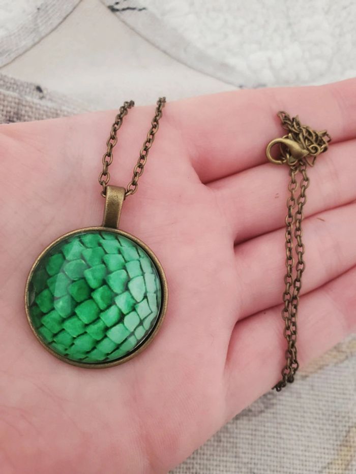 Collier effet écaille de sirene ou dragon vert
