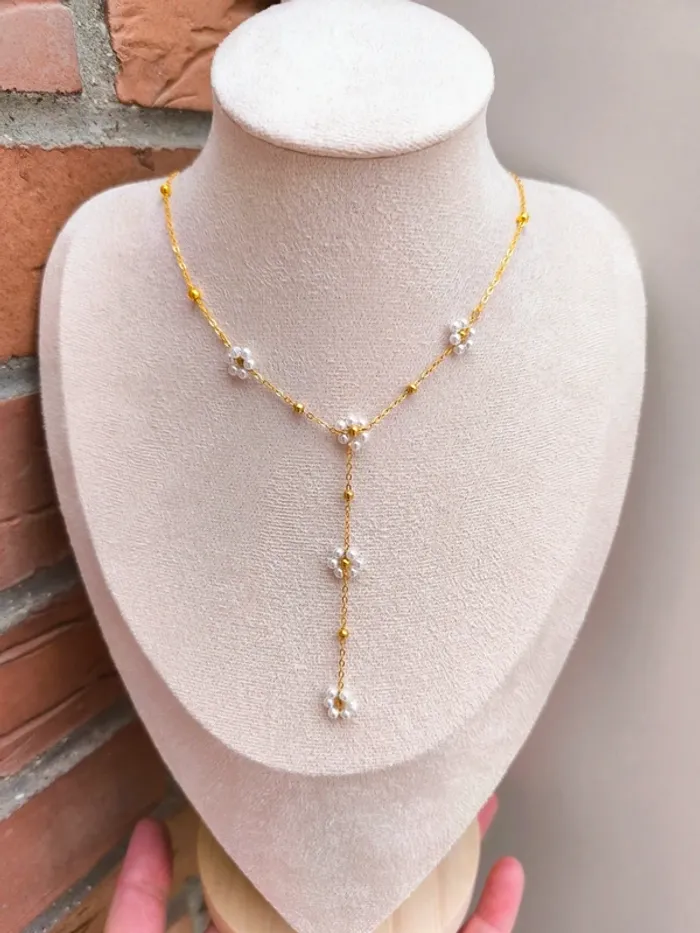 Pendentif doré en Y avec fleurs marguerites blanches nacrées - photo numéro 4