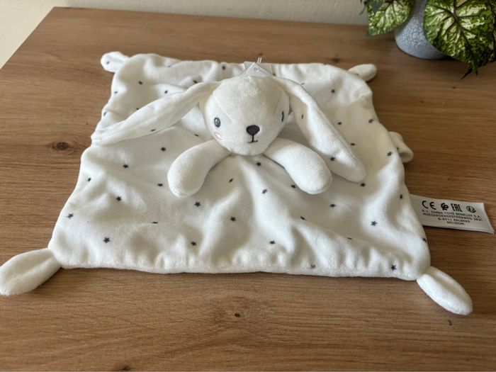 Doudou plat lapin blanc étoiles grises attache sucette simba toys neuf