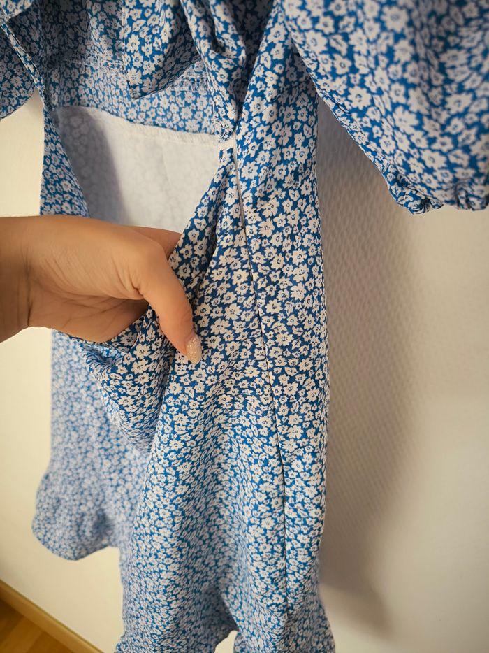 Robe bleu à motif fleur blanche ouverte au milieu taille M - photo numéro 5