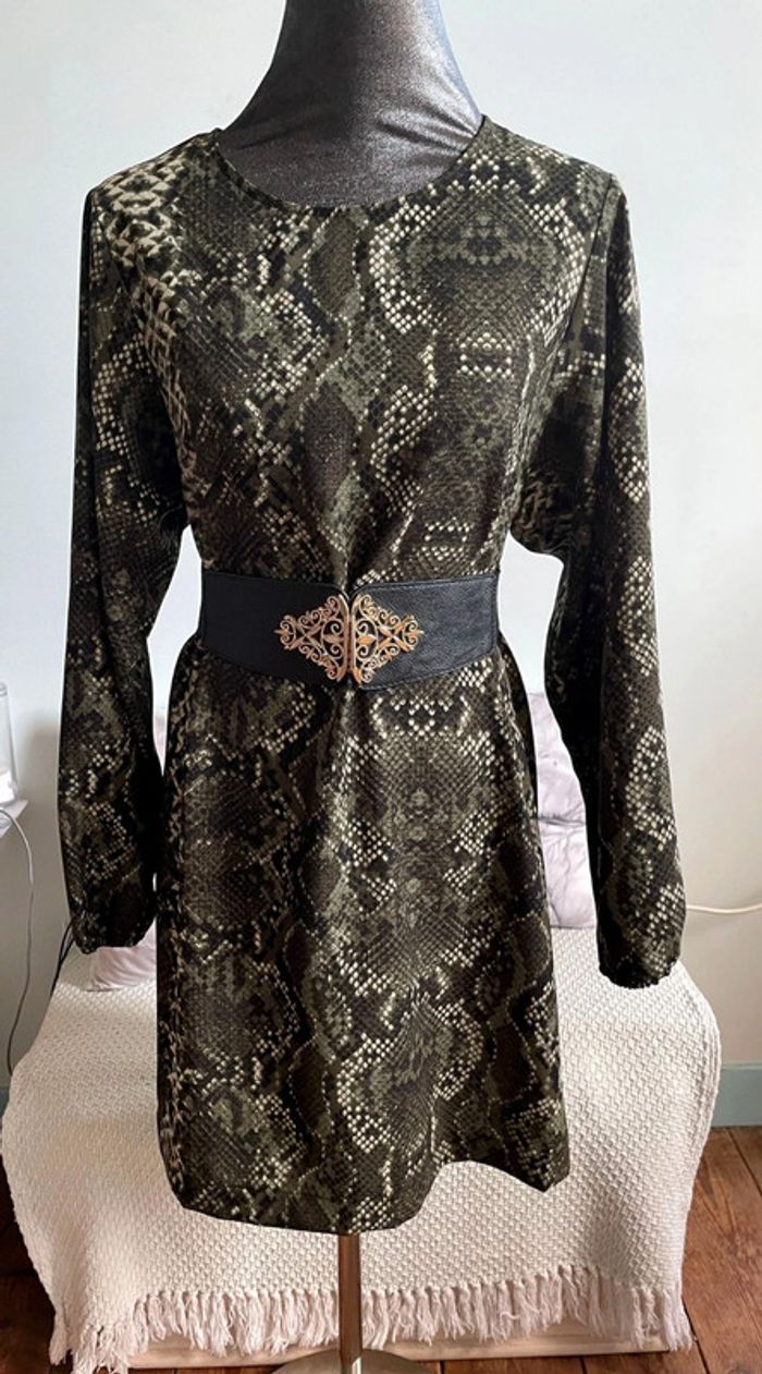 Très jolie robe droite imprimé pitón.