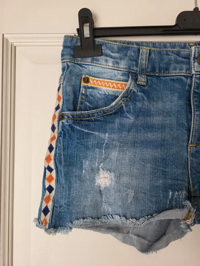 Short en jean déchiré avec broderies ethniques NVY