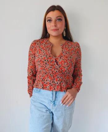 Blouse manches longues péplum rouge fleurie décolleté ajustable tendance et moderne Kookaï Taille 36