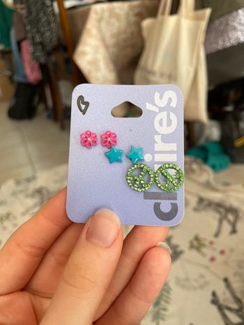 Lot de trois paires de boucles d’oreilles Claire’s.