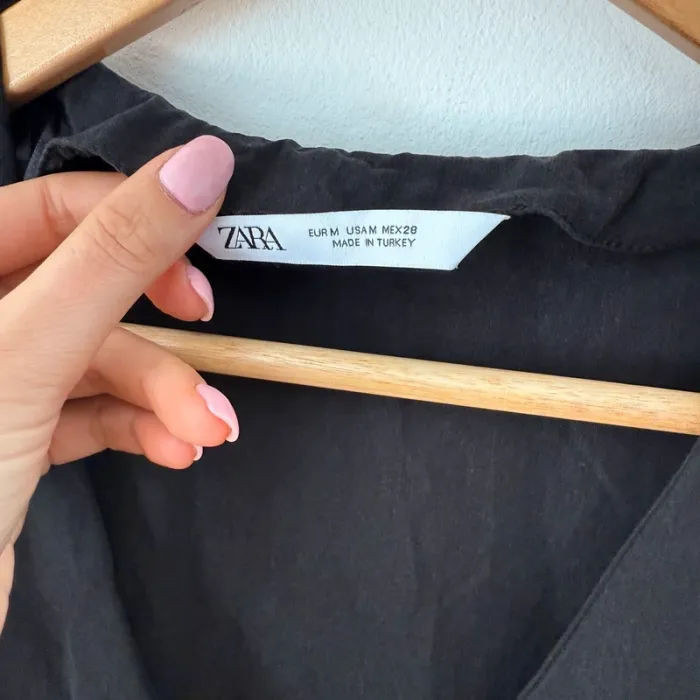 Robe Noire Élégante ZARA Col V Manches Froncées - photo numéro 5