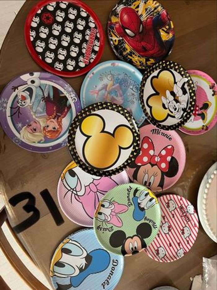Lot de 31 assiettes licence