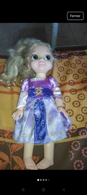 Très belle poupée Disney j37