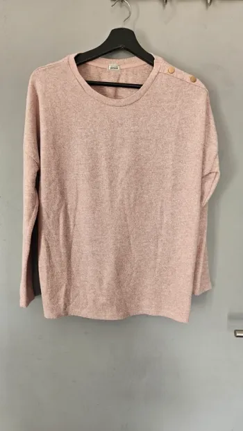 Pull Pimkie rose poudré tout doux - détails boutons dorés épaules