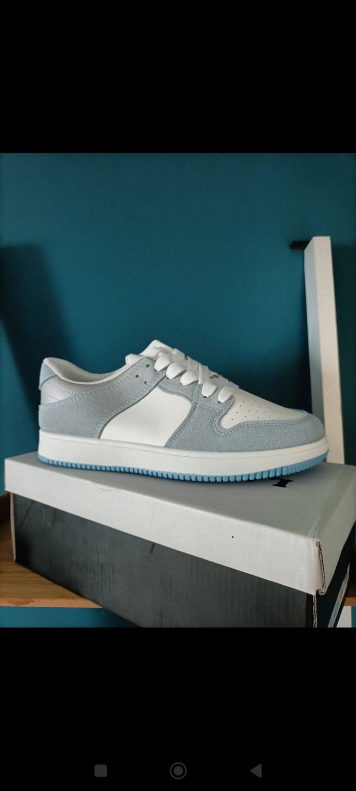Basket bleue jamais portée