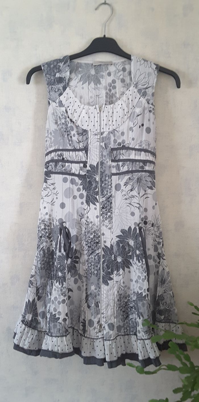 Robe été grise et blanche à volants, sans manches - Armand Thiery - Taille 42