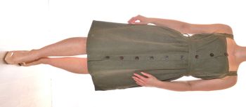 robe mi-longue kaki uni sans manches taille marquée ceinturée boutonnée taille S col carré élégante