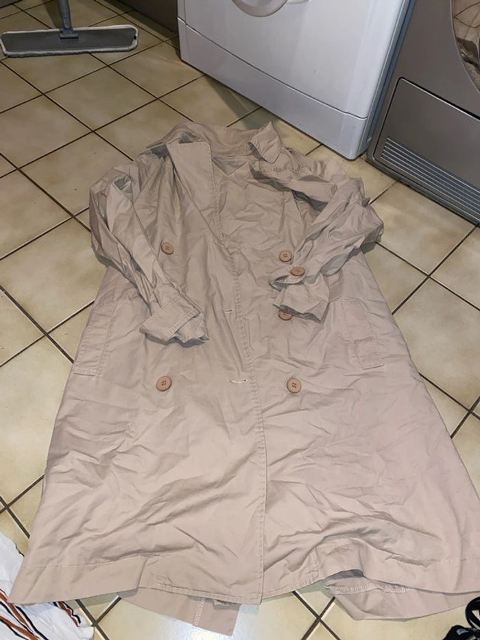 Trench beige, taille L. Très bon état.