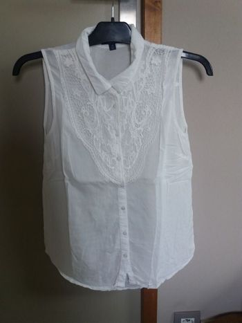 Débardeur blanc avec dentelle et col style chemisier