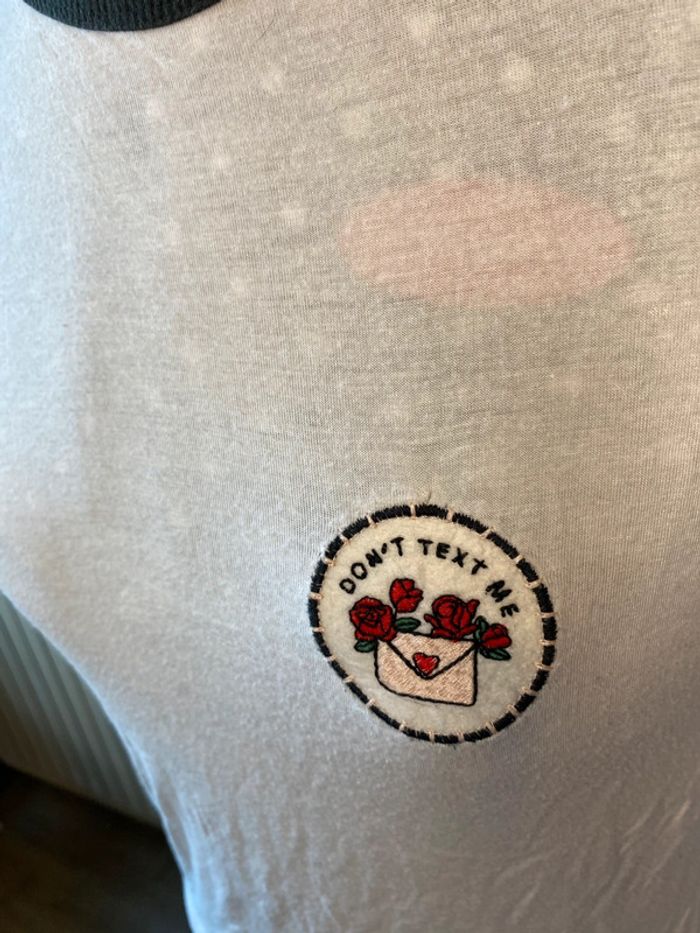 T-shirt blanc et noir avec broderie Pull and Bear taille S - photo numéro 3