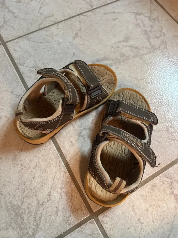 Petite chaussure ouverte - photo numéro 2