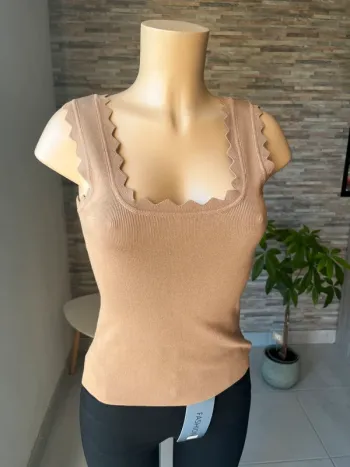 Superbe débardeur camel encolure carrée