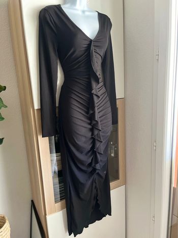 Robe froncée avec froufrou et fente