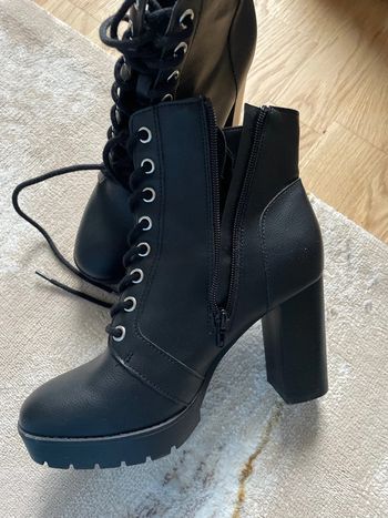 Bottines en cuir noir lacets