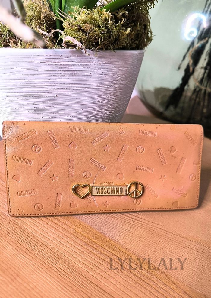 💛 Portefeuille vintage Moschino – Cuir camel embossé – Logo cœur & peace dorés - photo numéro 2