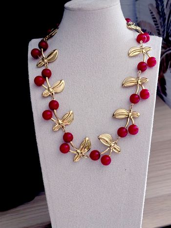 Collier cerise 