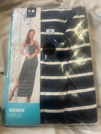 Robe de plage détente fendu sur le côté taille M neuve couleur bleu foncée et blanche