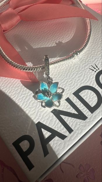 Fleurs de cerisier bleue et argentée 