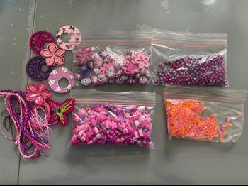 Gros lot de perles de différentes couleurs et formes …