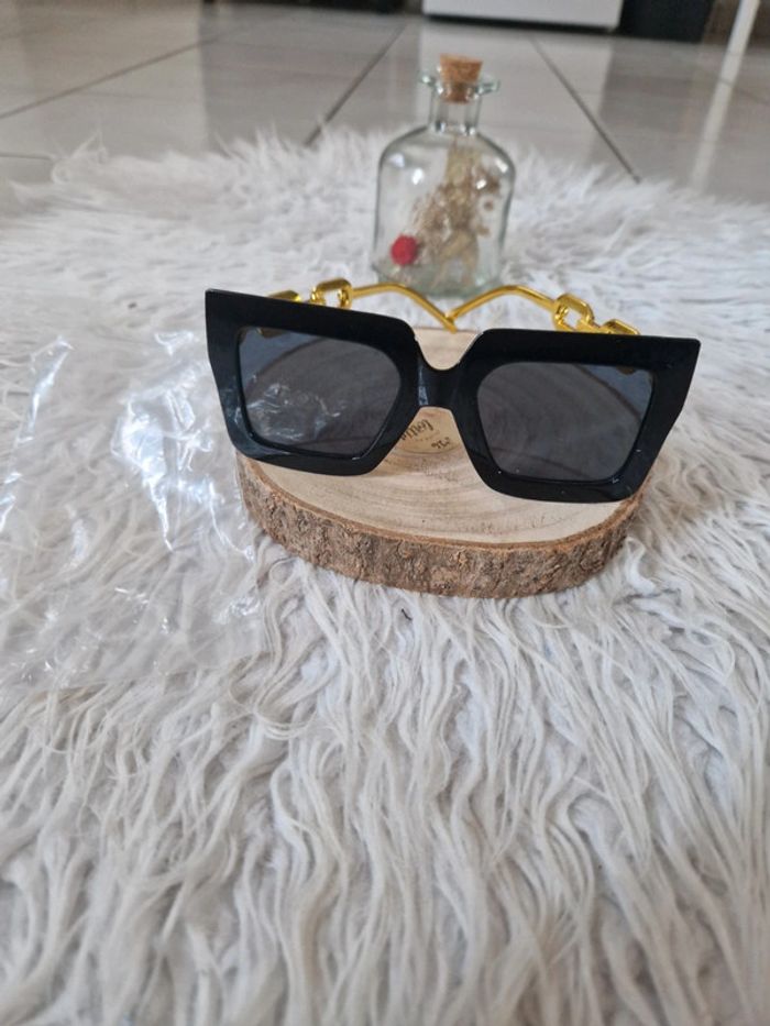 Lunettes de soleil classe femme neuf