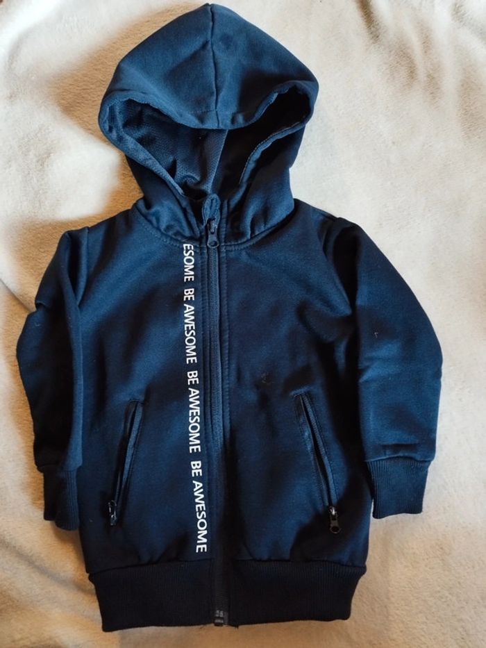 Veste à capuche bleue marine taille 2 ans