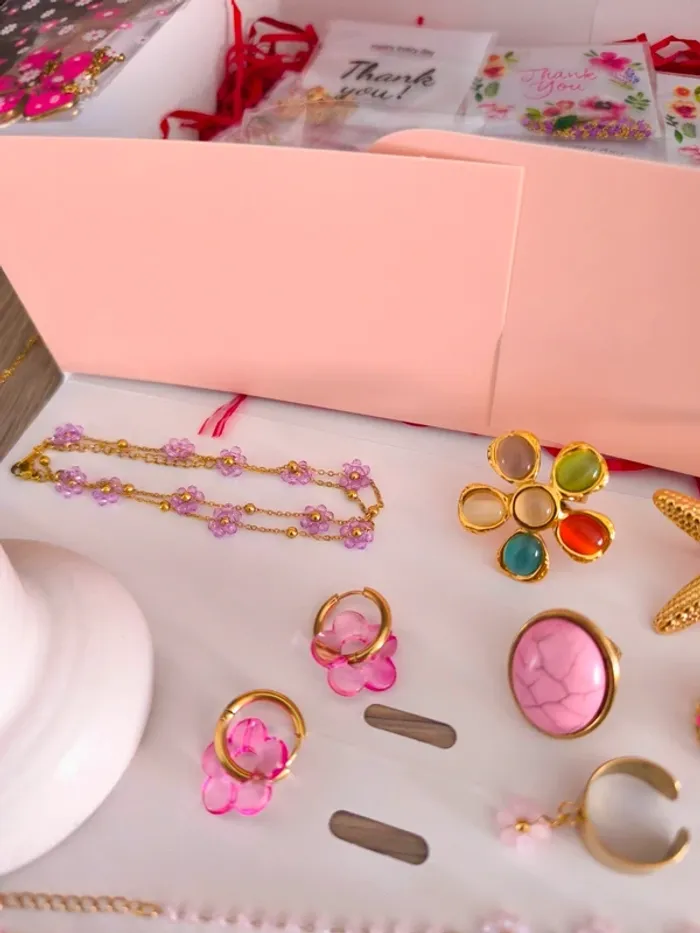Lot de 40 bijoux dorés, blancs et roses - photo numéro 13