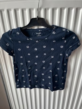 T-shirt bleu marine à fleurs