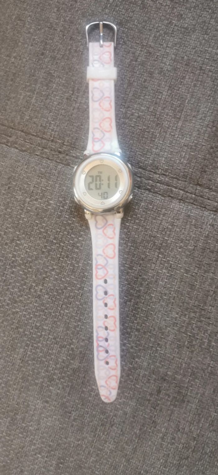 Montre blanche avec bracelet blanc motif coeurs multicolores fille