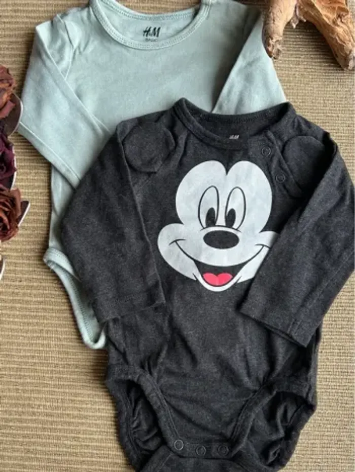 2 bodys taille 2-4 mois - photo numéro 2