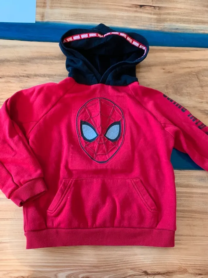 Pull avec capuche Spiderman taille 8 ans