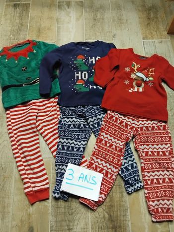 Lot de 3 pyjamas taille 3 ans garçon de Noël bon état