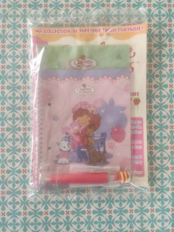 Charlotte aux fraises stylo, carnet