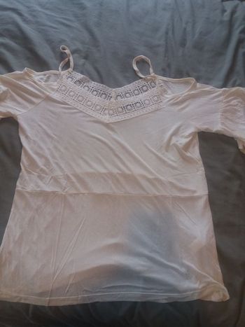 Tshirt blanc épaule dénudée et dentelle