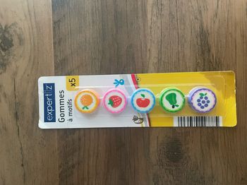 5 gommes rondes à motifs fruits