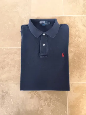 Polo Ralph Lauren homme M marine logo rouge excellent état sauf deux tâches discrètes devant