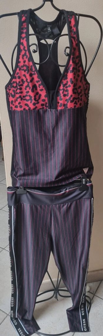 Ensemble de sport noir rouge et blanc