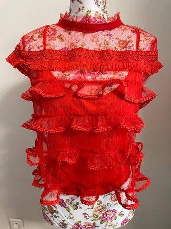 Haut à volant dentelle rouge