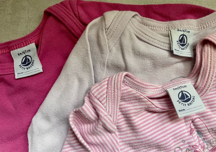 Lot 3 bodys 6 mois Petit Bateau - photo numéro 2