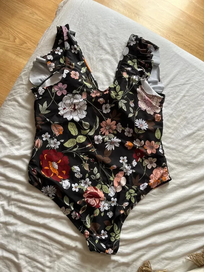 Très joli maillot de bain fleuri - photo numéro 2