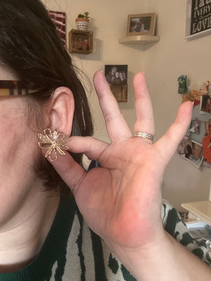 Boucles d’oreilles NEUVES pour femme forme de fleurs 🌼 couleur doré - photo numéro 4