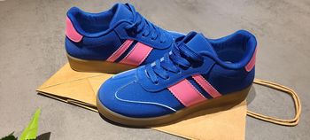 Sneakers en suédine à bandes, NEUVES, coloris Bleu, Taille 37